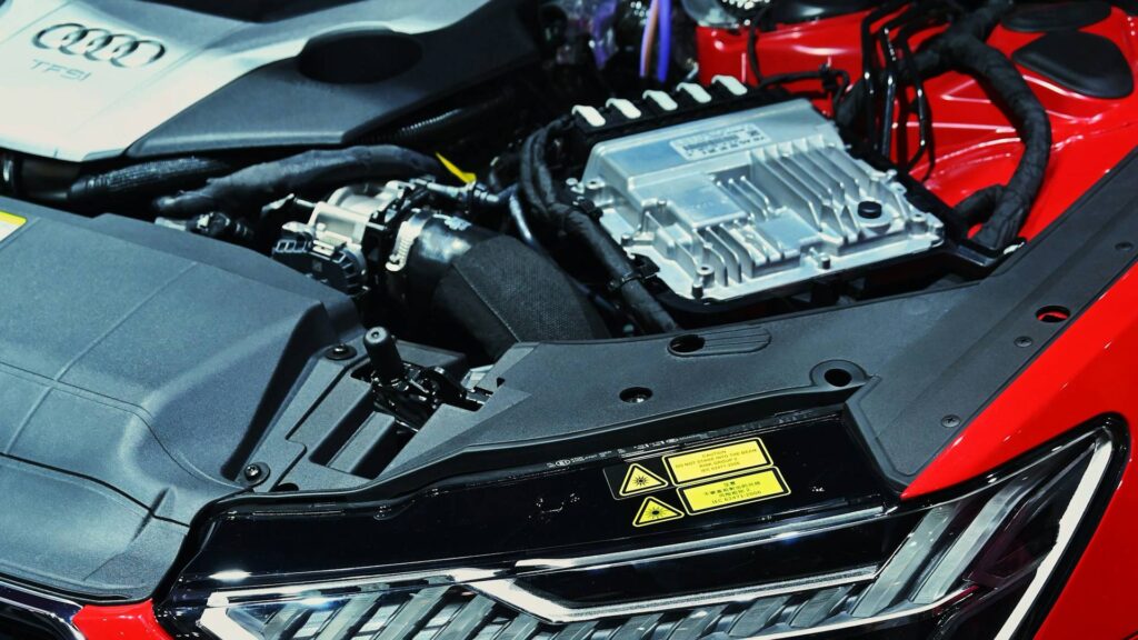 motor audi pod kapotou